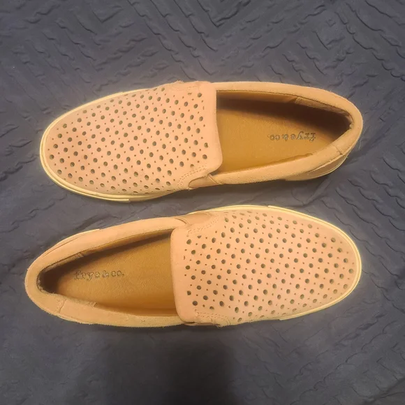 FRYE AND CO. Light Pink  Perforated Flats - Picture 7 of 8